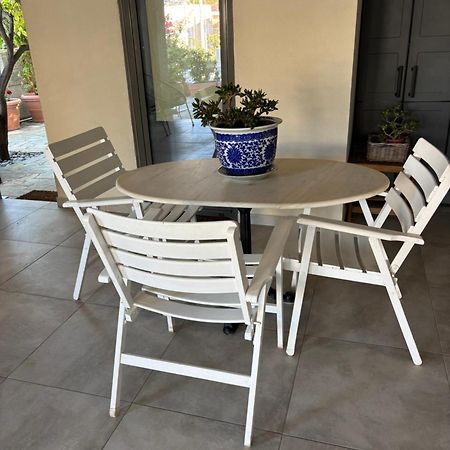 Charming Coastal Retreat Apartment Анависос Екстериор снимка