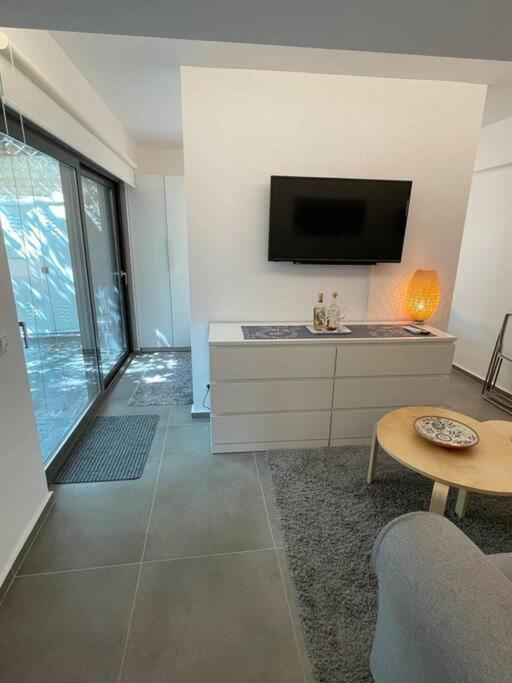 Charming Coastal Retreat Apartment Анависос Екстериор снимка